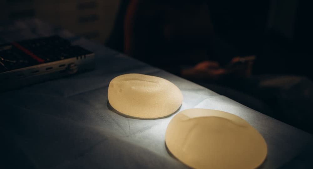 ¿Implantes de silicona, salinos o anatómicos? Guía según tu estilo de vida