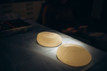 ¿Implantes de silicona, salinos o anatómicos? Guía según tu estilo de vida